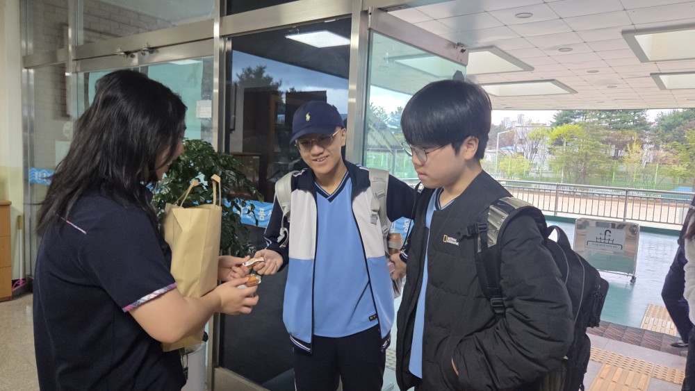 청소카페 매니저 ‘등굣길 디저트 나눔 봉사’ 현장 사진 1.jpg